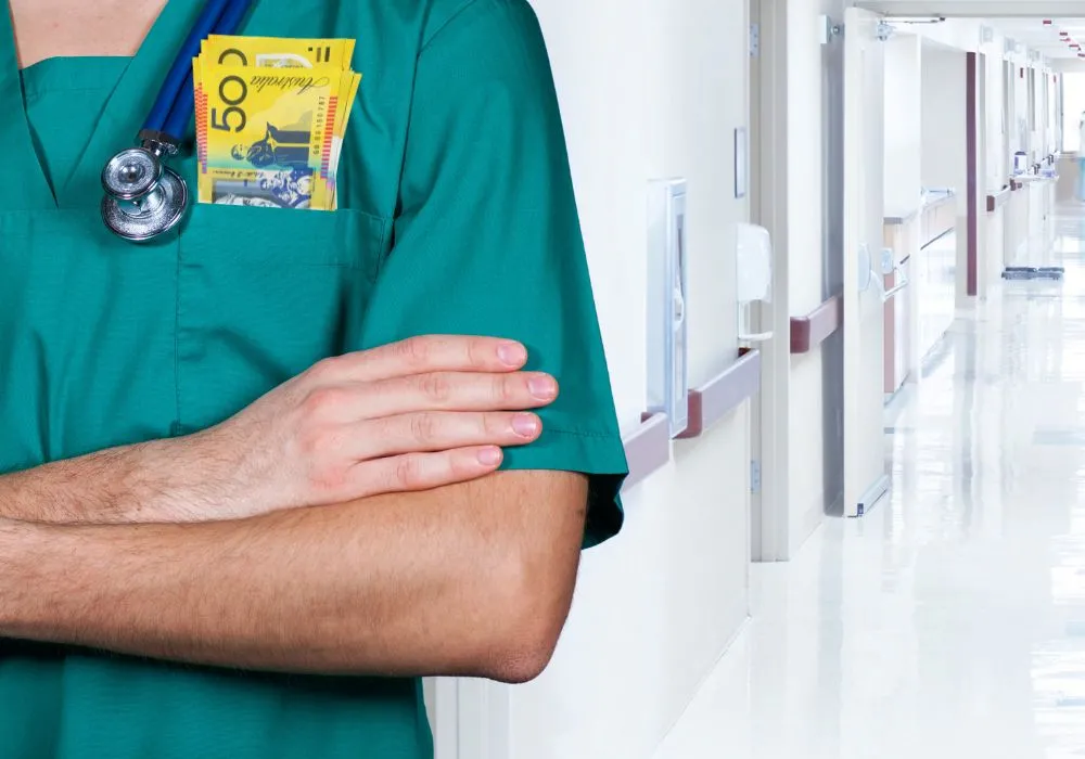 Medical specialties in Australia: average salaries from intern to consultant Medical specialties in Australia: average salaries from intern to consultant