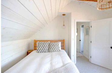 beautiful naural coloured cosy bedroom in a rental holiday house