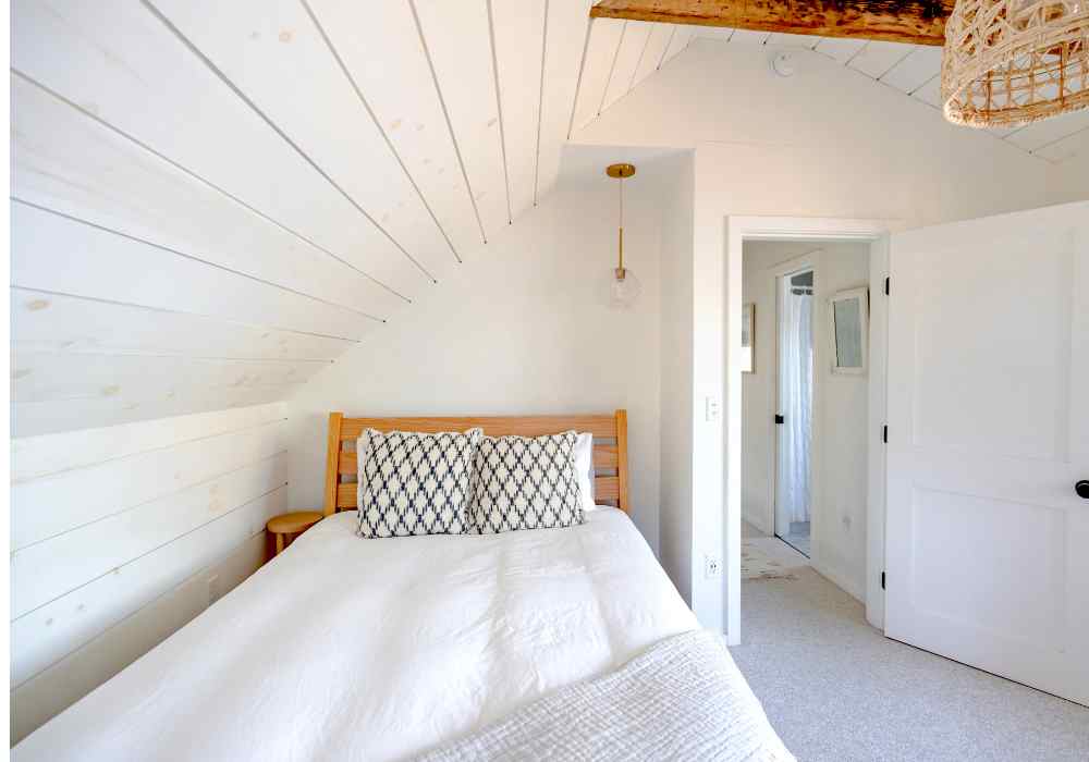 beautiful naural coloured cosy bedroom in a rental holiday house